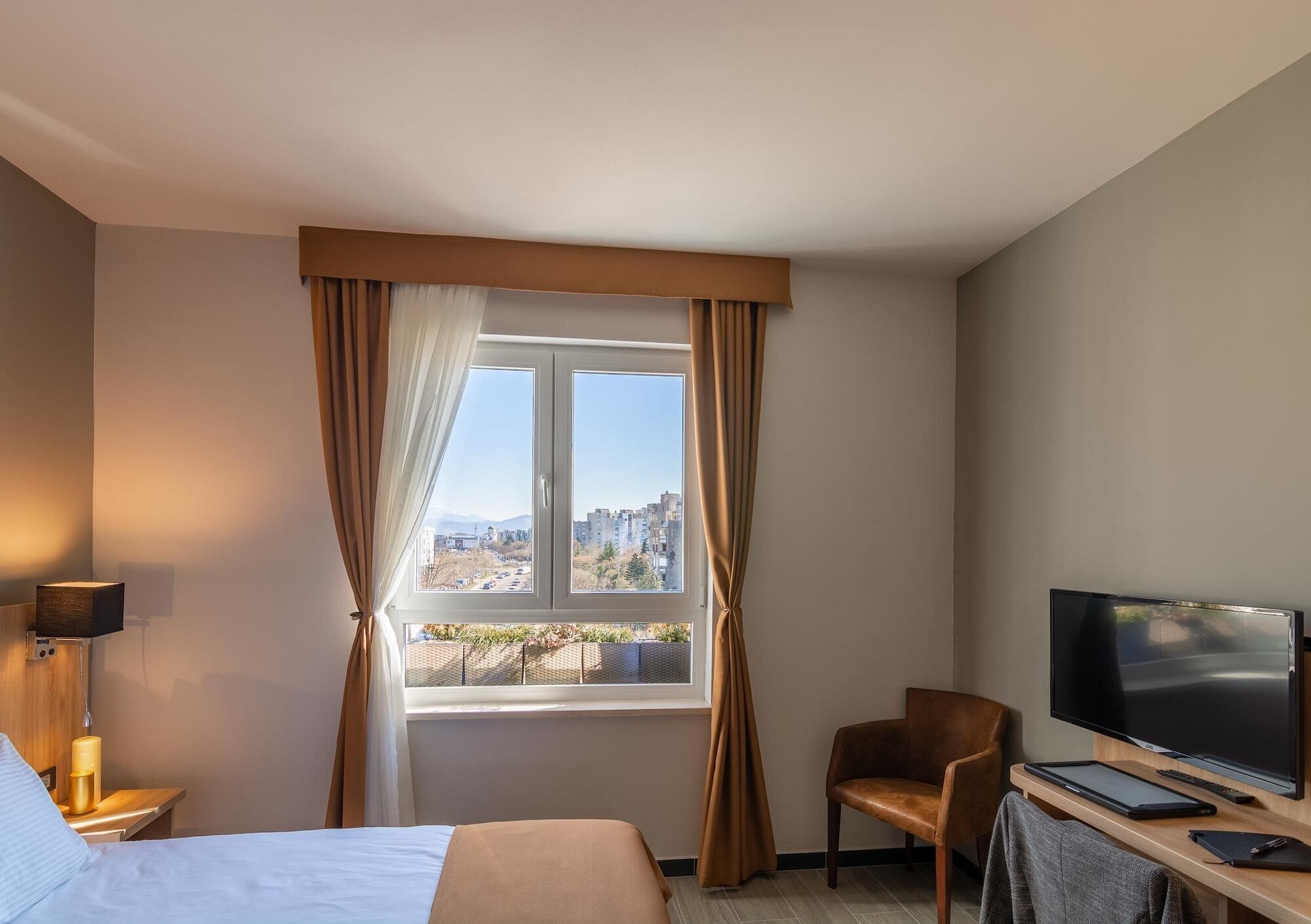 Hotel Resurs ポドゴリツァ エクステリア 写真